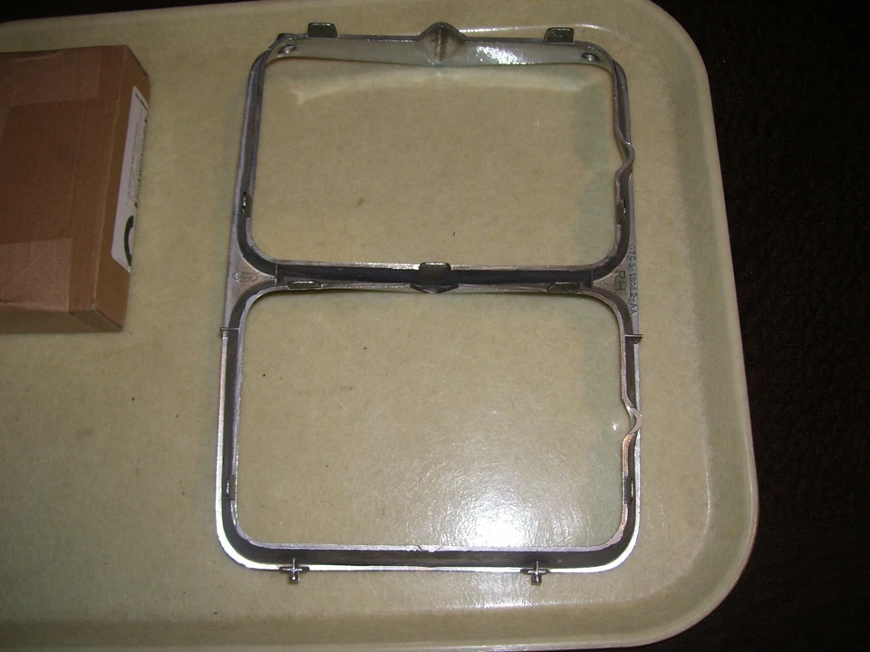 77 78 79 Ford Ranchero & LTD II — Moldura de farol lateral direito original OEM - Imagem 2 de 2