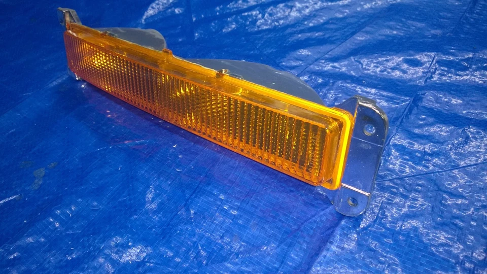 Luz de estacionamiento montada en parachoques izquierdo Buick Riviera 1986 1987 1988 señal de giro nuevo de stock Foto 3 de 4