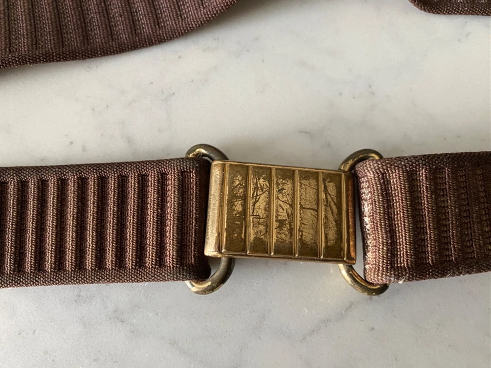 Cinturón vintage retro de tela tejida marrón 1960-1970. Hebilla de metal de latón de 1" de ancho Foto 2 de 4