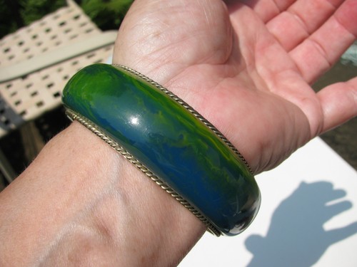 VINTAGE RARE BLUE MOON GREEN YELLOW MARBLE BAKELITE SILVER METAL BANGLE BRACELET - Picture 9 of 10