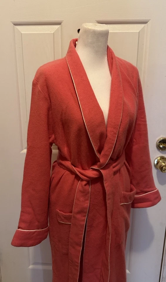 "Bata de coral 100 % cachemir forro de seda 17"" P2P 56"" longitud usada en excelente estado pequeña original $1960" Foto 2 de 4