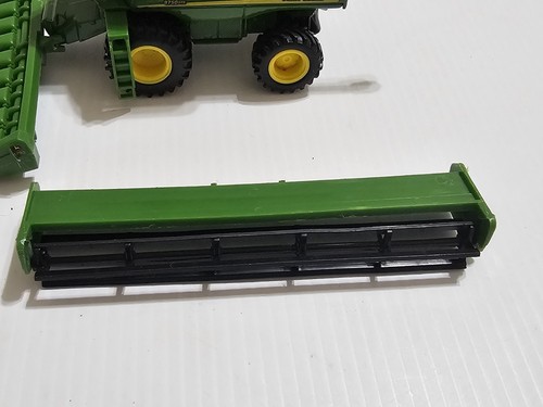ERTL 1/64 John Deere 9750 STS Combine With 12 Row Corn Head & Grain Head Diecast - Bild 4 von 16