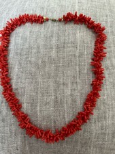 Red Coral Style Women’s Necklace With Golden Details