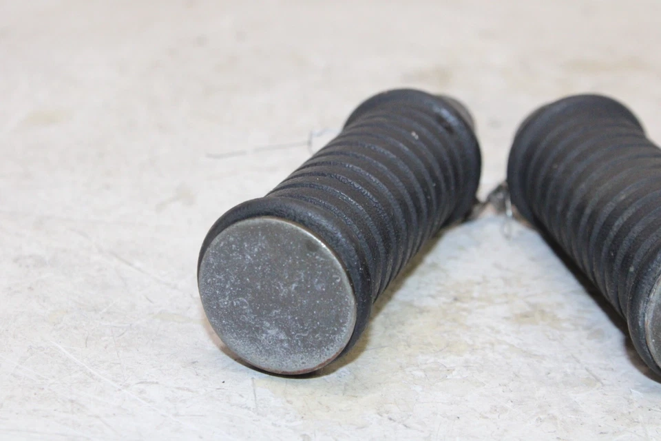 Suzuki GS250T 1980 OEM Juego de pares de clavijas de pie de pasajero trasero Foto 3 de 4