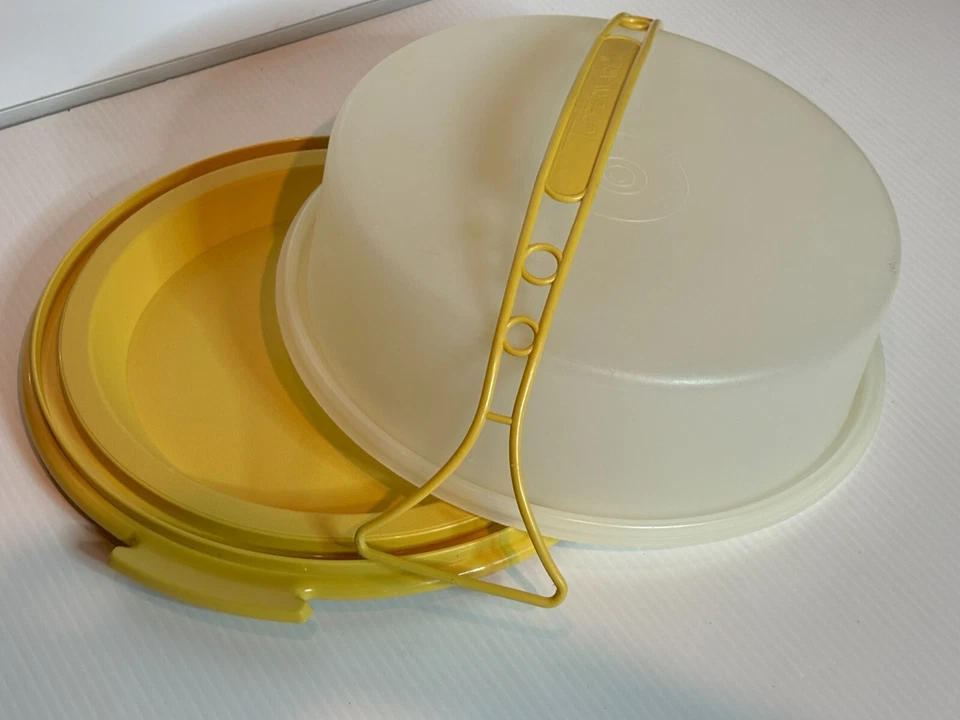 Vintage 70s Tupperware Cake Pie Keeper Taker Carrier Harvest Gold Lidded Storage - Image 4 of 4