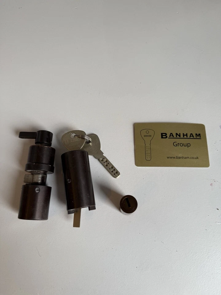 Pair Of Banham Front Door Lock Cylinders / Barrels L2000 & M2002 With 2 Keys - Image 2 of 4