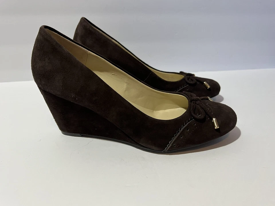 Linda pajarita Isaac Mizrah Live Imkalma marrón cuña 6M Foto 2 de 4