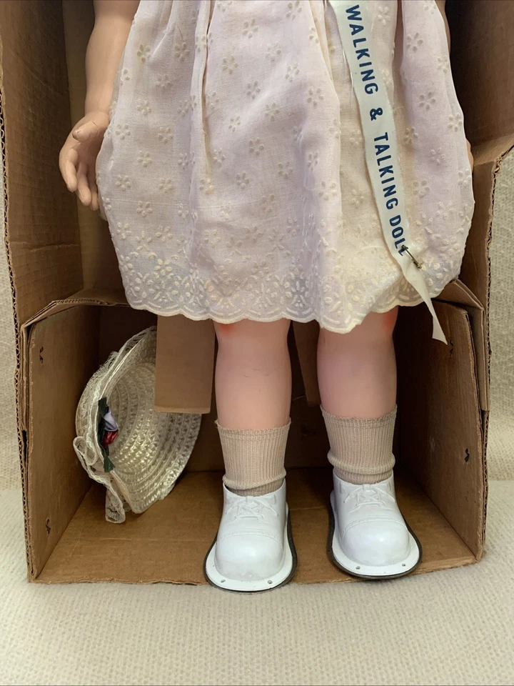 Muñeca parlante Winnie The Walking vintage de los años 50 vestida con caja papeleo rara Foto 4 de 4