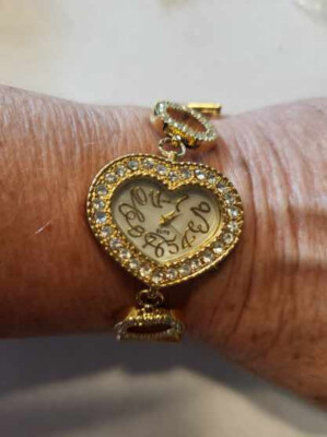 Vintage ELITE Gold Tone Heart Rhinestone Quartz Wristwatch MOP Dial Toggle Clasp