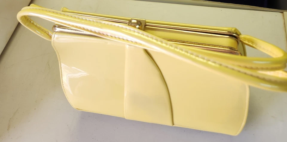 Bolsa tipo couro envernizado amarela vintage com material preto liso e zíper - Imagem 2 de 4
