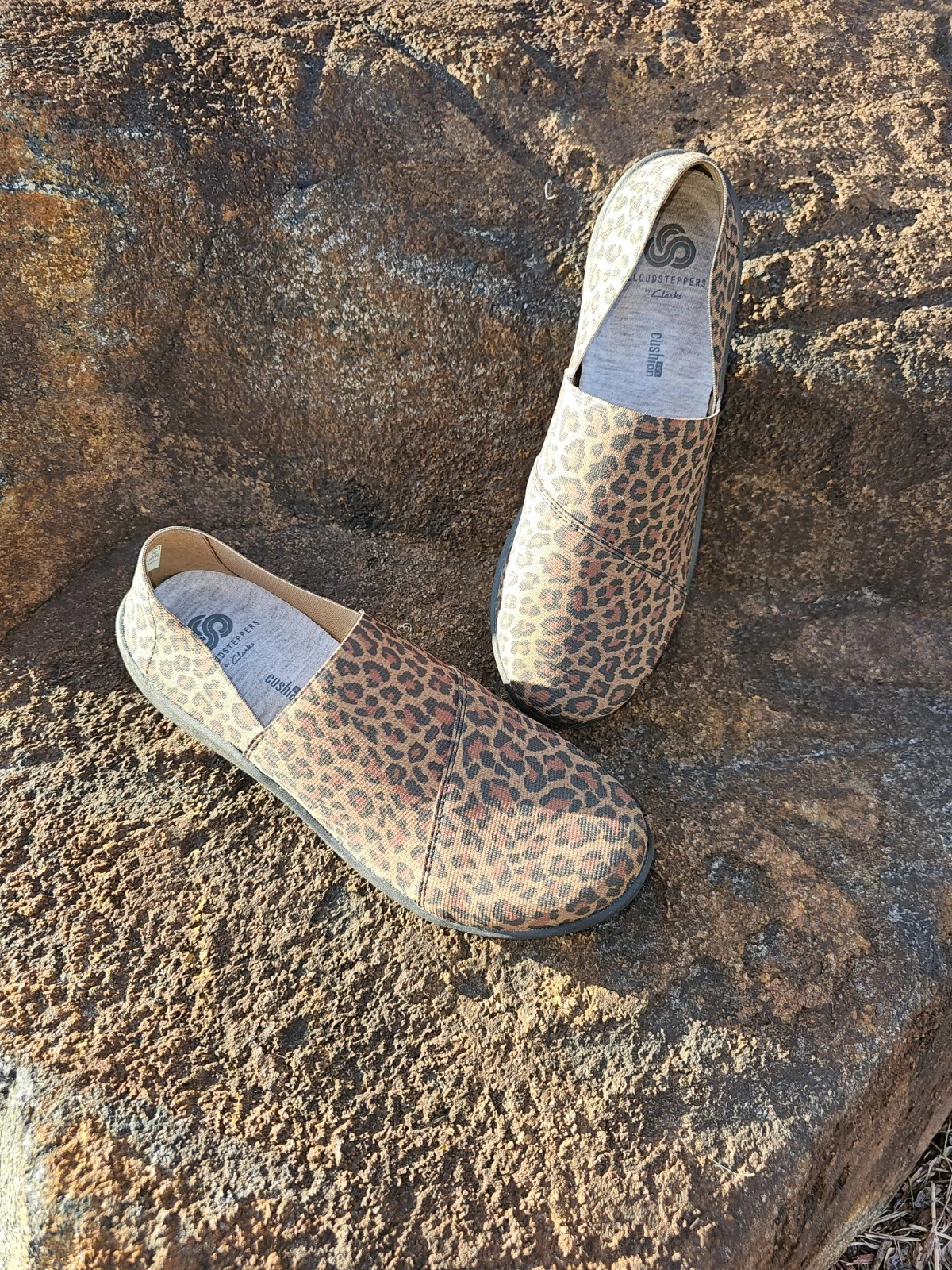 NUOVO Clarks donna taglia 7 5 CloudSteppers stampa ghepardo elasticizzato comodo