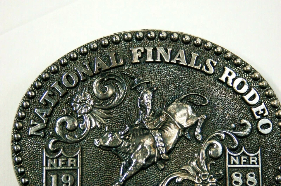 Hesston National Finals Rodeo 1988 Western cinturón hebilla peltre 4 pulgadas Foto 4 de 4