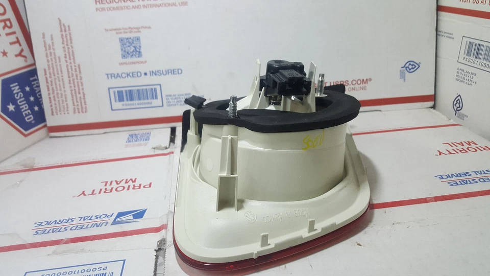 1K5945094J Volkswagen Jetta Tail Light / Back Up Light. MK5 Right OEM VW Hella  - Image 4 of 4