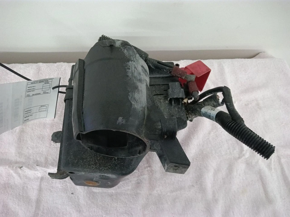 2001-2005 Pontiac Bonneville Fusebox Fuse Box Engine 3600 3.6 2002 2003 2004 - Image 2 of 4