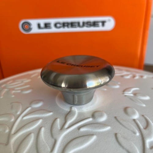 Le Creuset Marmite Olive Branch Relief 28cm 5 1/4qt Soup Pot Cotton White New - Picture 8 of 11