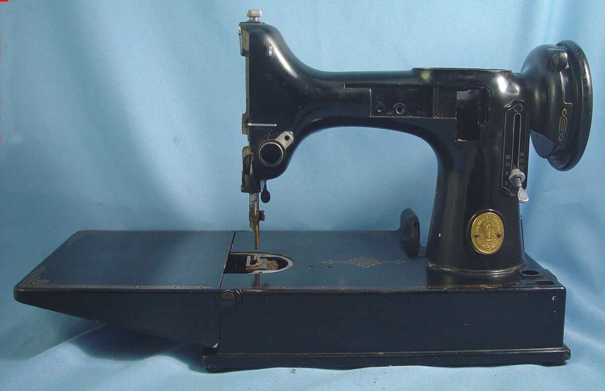 1946 SINGER FEATHERWEIGHT 221 SEWING MACHINE HULL FOR PARTS OR