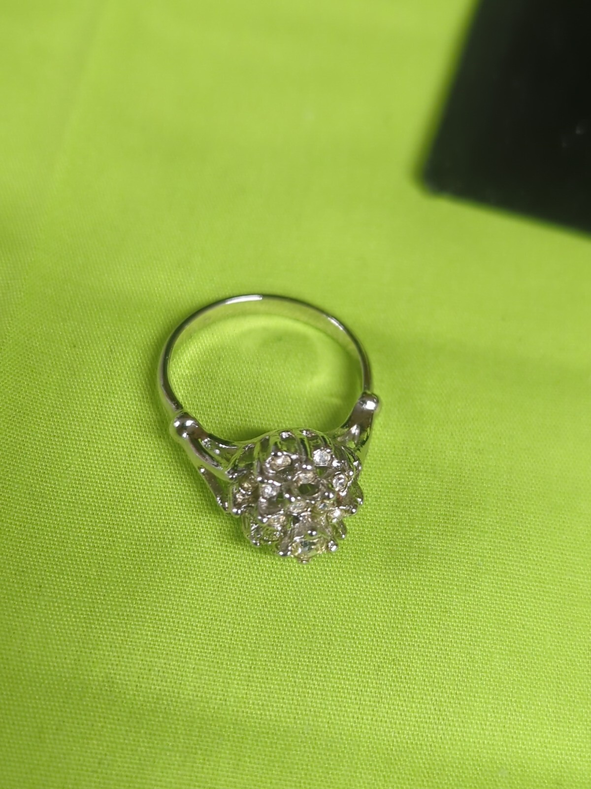 Size 7 Silver Toned Ring With Multiple Clear Ston… - image 3