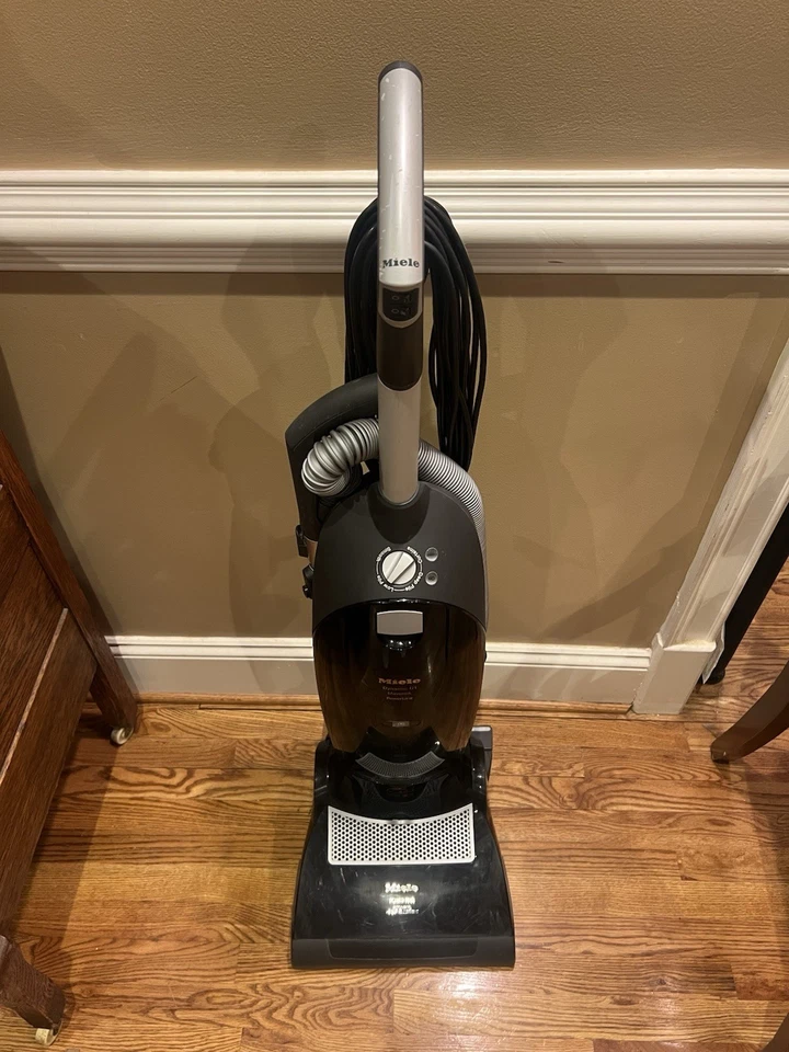 Aspiradora vertical cuello giratorio Miele Dynamic U1 Maverick Power Line SHAE0 negra Foto 2 de 4