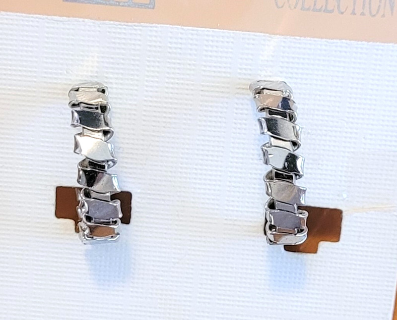 NEW 1962 PAT 3178475 SILVER TONE RIBBED LOOK HUGGIE HOOP CLIP EARRINGS -3/4"