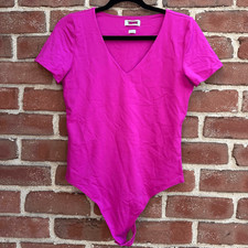 Aritzia Contour V Neck Bodysuit pink Short Sleeve Snap Size L NEW