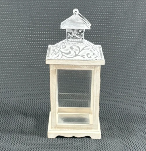 Белый деревянный фонарь с вентилируемым металлическим верхом, дверь с защелкой высотой 12 дюймов 5,5 дюйма x 5,5 дюйма основание - Изображение 3 из 4