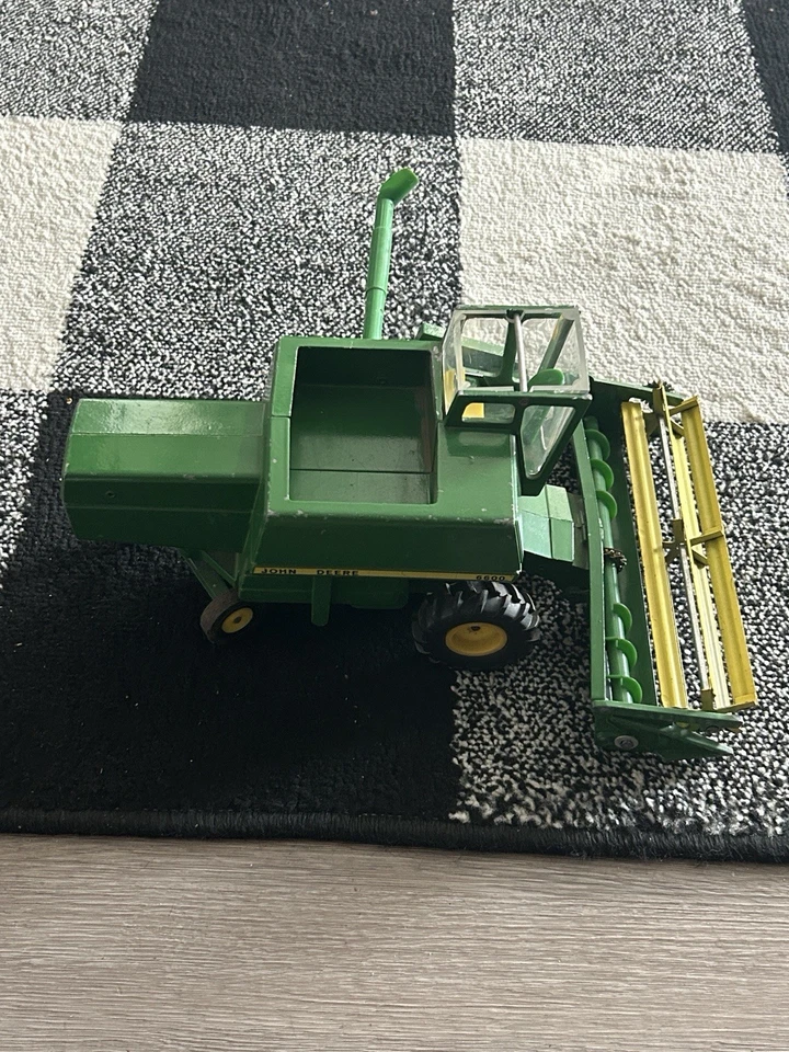 Vintage ERTL John Deere Combine  Die-Cast Metal Farm Equipment  - Image 3 of 4