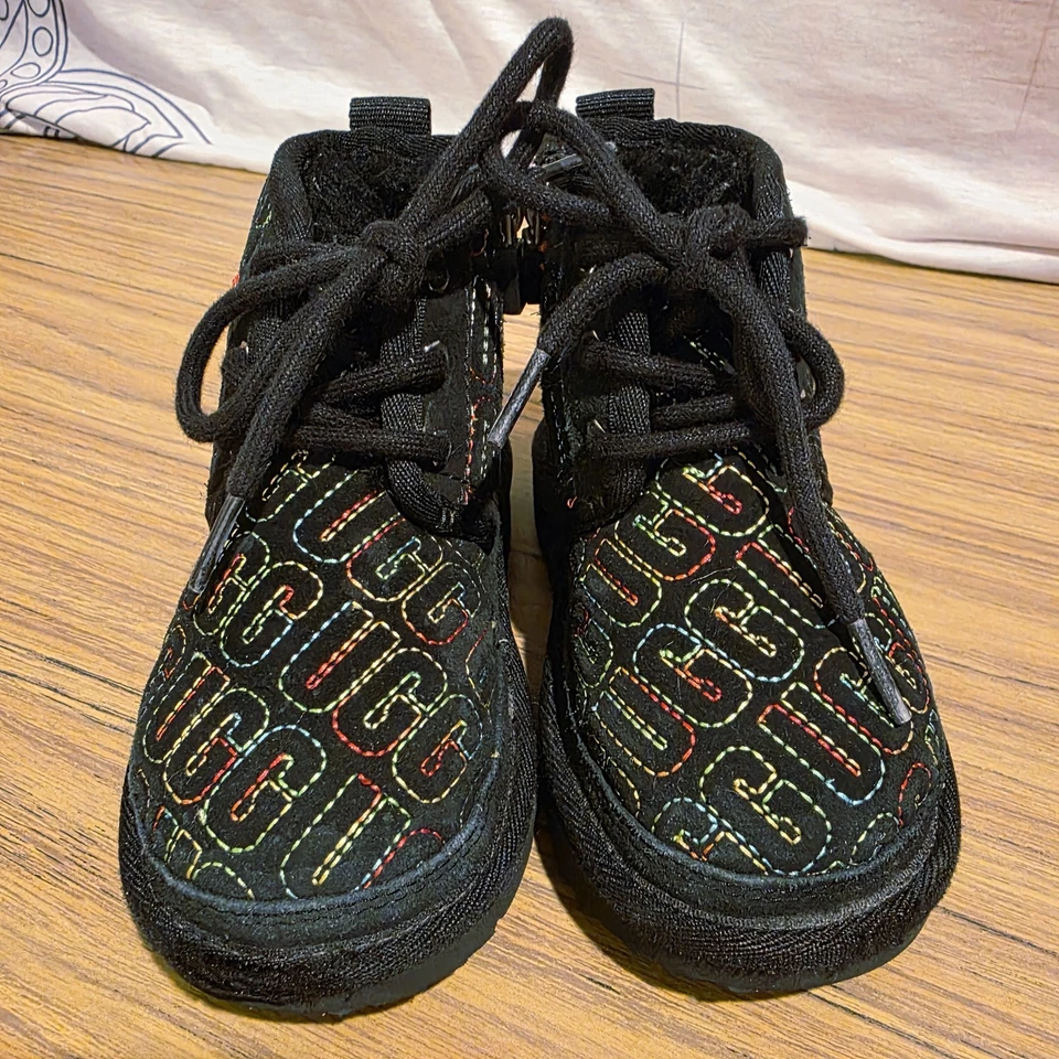 Botas chukka UGG NEUMEL II 9C ponto gráfico infantil camurça preta com zíper logotipo - Imagem 2 de 4