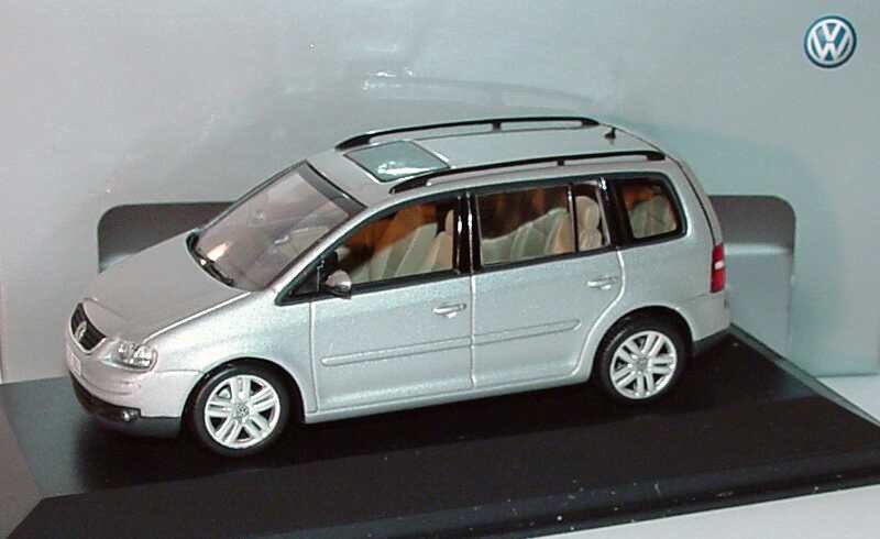 MINICHAMPS シルバー ワゴン 1/43 VW PASSAT B6 3C HIGHLINE ESTATE REFLEX SILVER 1:43