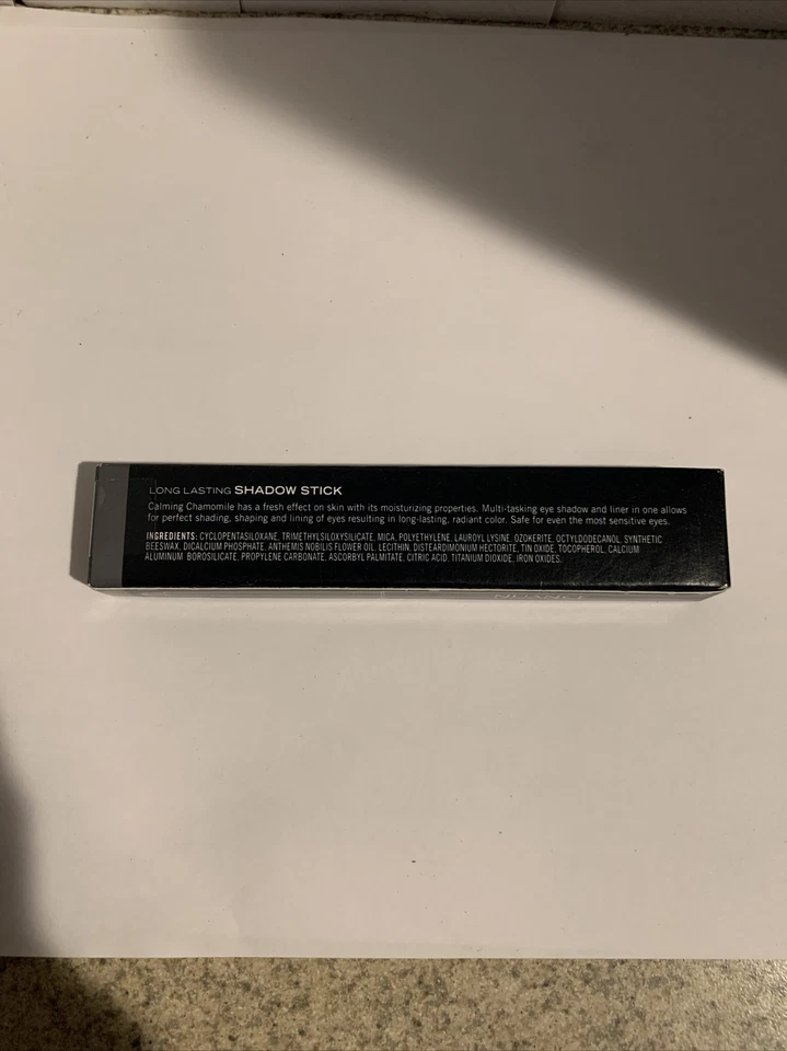 Barra de sombra de larga duración Nuance Salma Hayek carbón brillante 855 Foto 2 de 3