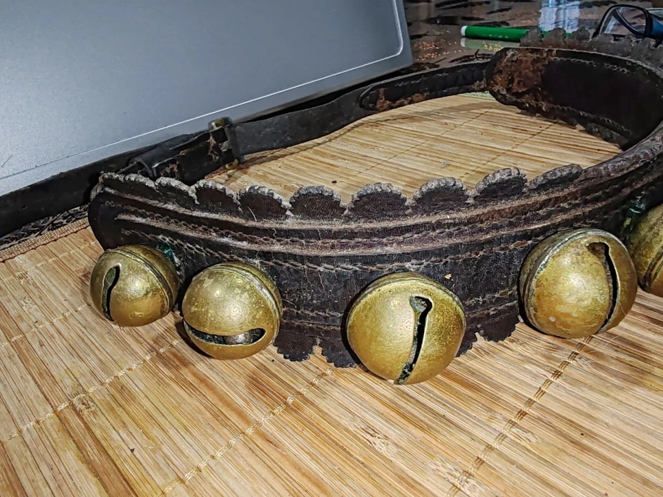 Ancien Collier cuir avec 10 grelots  Pour Cheval 🐎 A Saisir  - Photo 3/4
