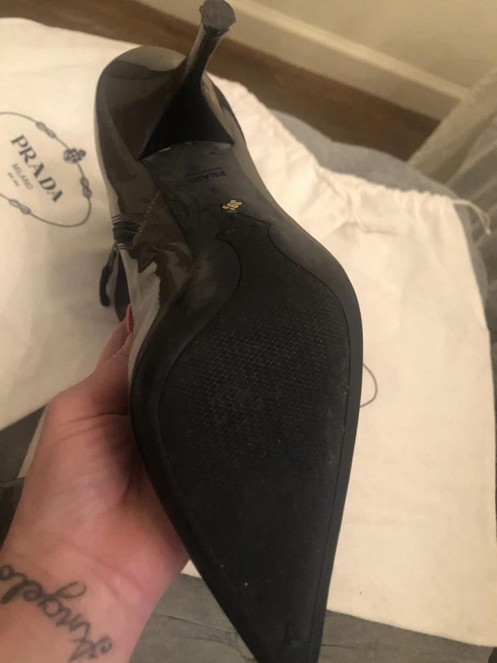 Botines de cuero Prada gris pantent talla 9 1/2. Precio original 975,00 Foto 2 de 4