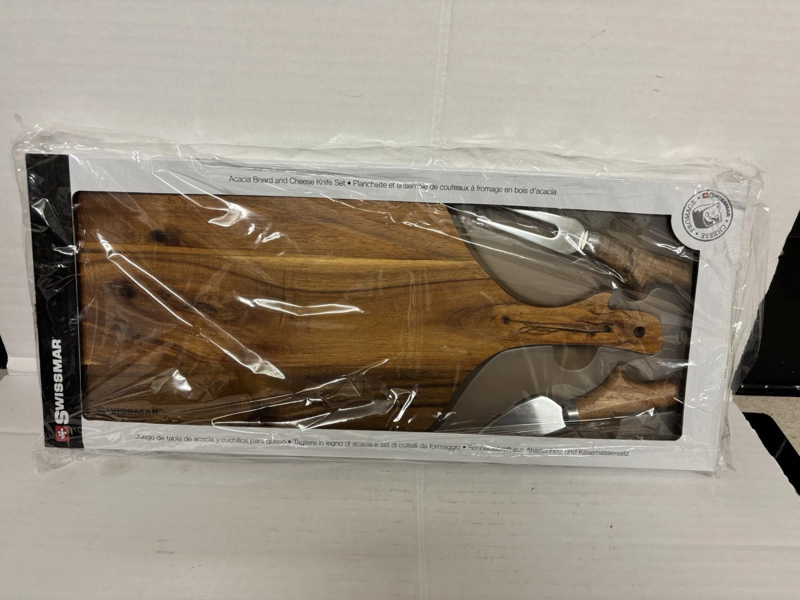 Swissmar Acacia cheese board and knife set new boxed
