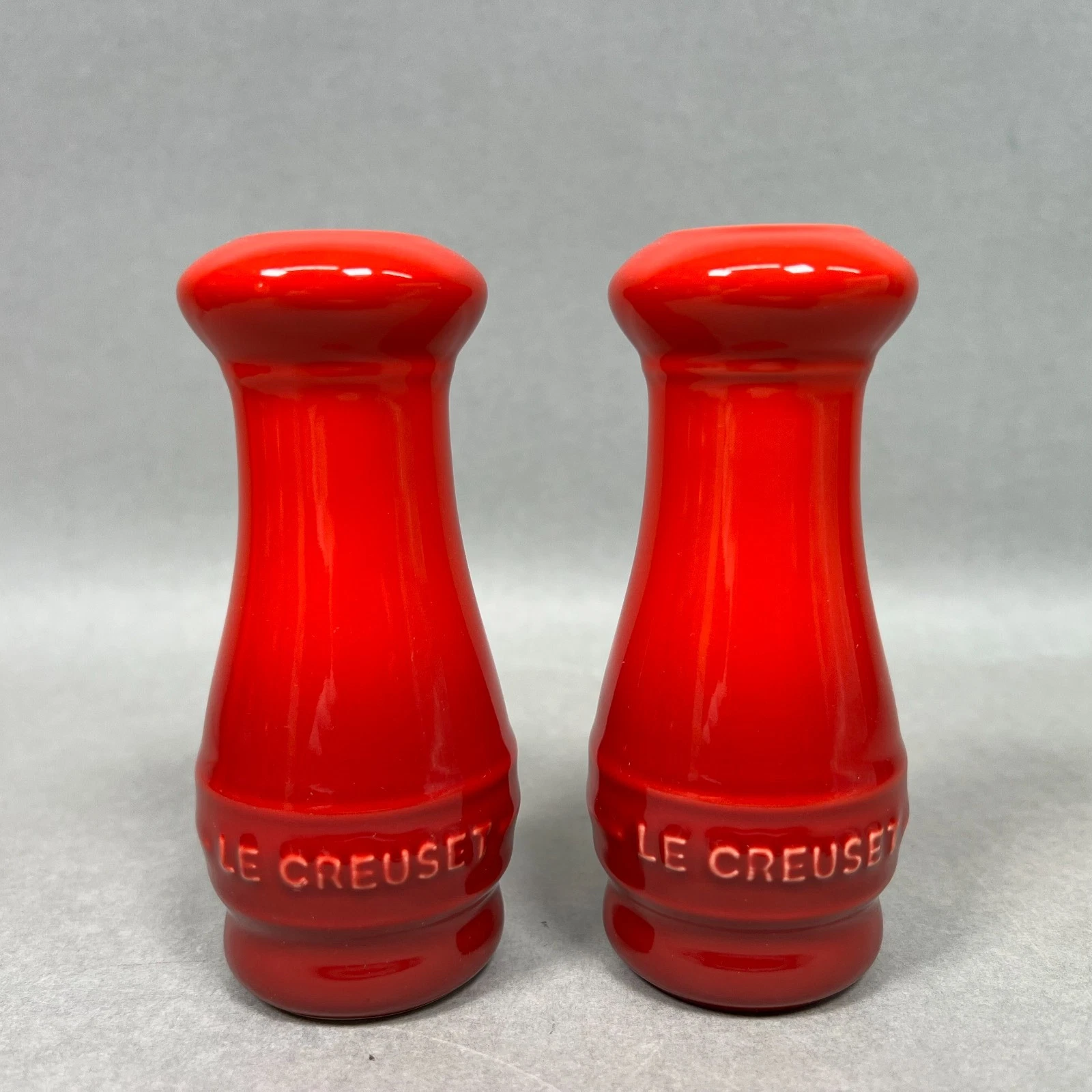 LE CREUSET~ Salt and Pepper Shaker Set 4.75” Tall Red Ombre Ceramic VERY GOOD
