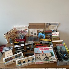 HUGE LOT OF VINTAGE TYCO TRAINS TRACK BUILDINGS LANDSCAPE GI JOE SANTE FE ETC  