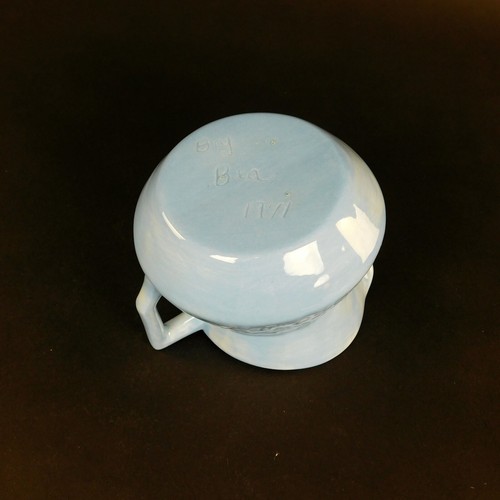 Vintage ceramic Pitcher 1 Pint Light Blue Raised Daisies 1971 Signed By Bea 1971 - Picture 9 of 12