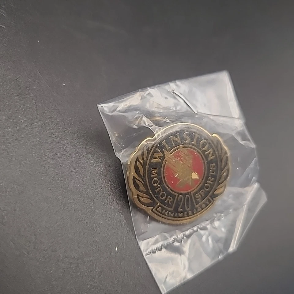 Winston Motor Sports 20 Anniversary - 1 дюйм Металлическая/эмалированная булавка - Изображение 3 из 4