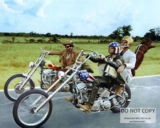 DENNIS HOPPER, PETER FONDA & JACK NICHOLSON IN "EASY RIDER"  8X10 PHOTO (FB-126)