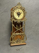 Tolle Jugendstil Tischuhr Kaminuhr Holz mit Messing Applikation Pendel Werk #326