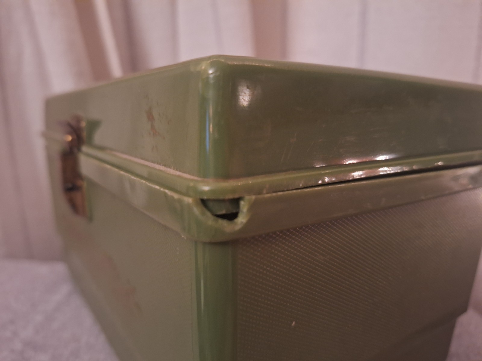 VINTAGE GREEN PLASTIC SEWING CRAFTS STORAGE BOX CASE WITH 1 TRAY AND MATERIALS 