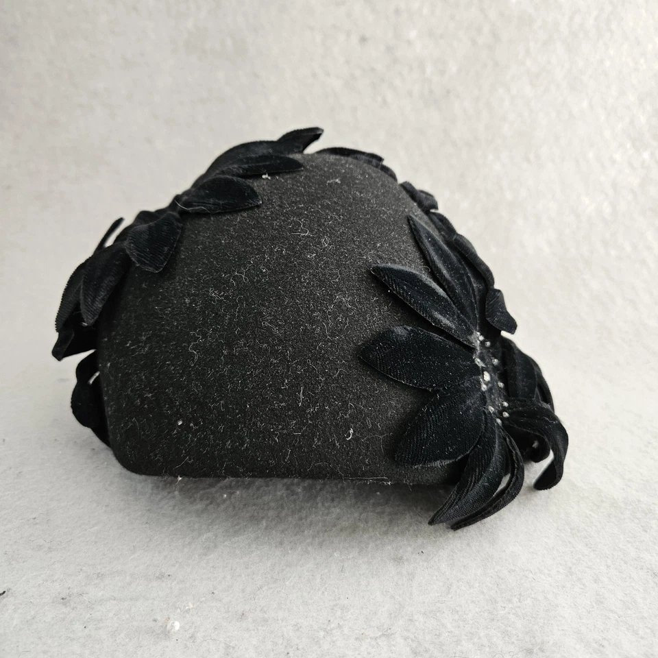 Sombrero Fascinador DE COLECCIÓN Mr. John Ajustado Mujer Negro Terciopelo Flor Pluma Años 60 Foto 2 de 4