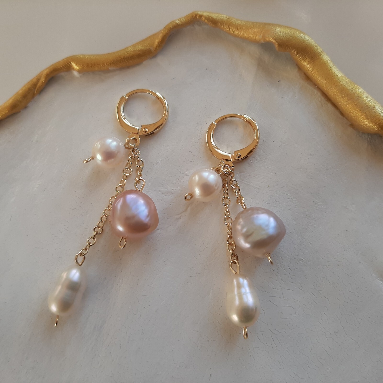 Boucles d'oreilles dormeuses perles multicolores, le bijou idéal du bureau au dîner