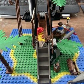 Vintage LEGO Pirates Forbidden Island (6270) Complete with figures, instructions