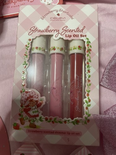 Strawberry Shortcake Celavi Beauty Large Lot Lip Balms Hair Brush Bows New - Afbeelding 9 van 11