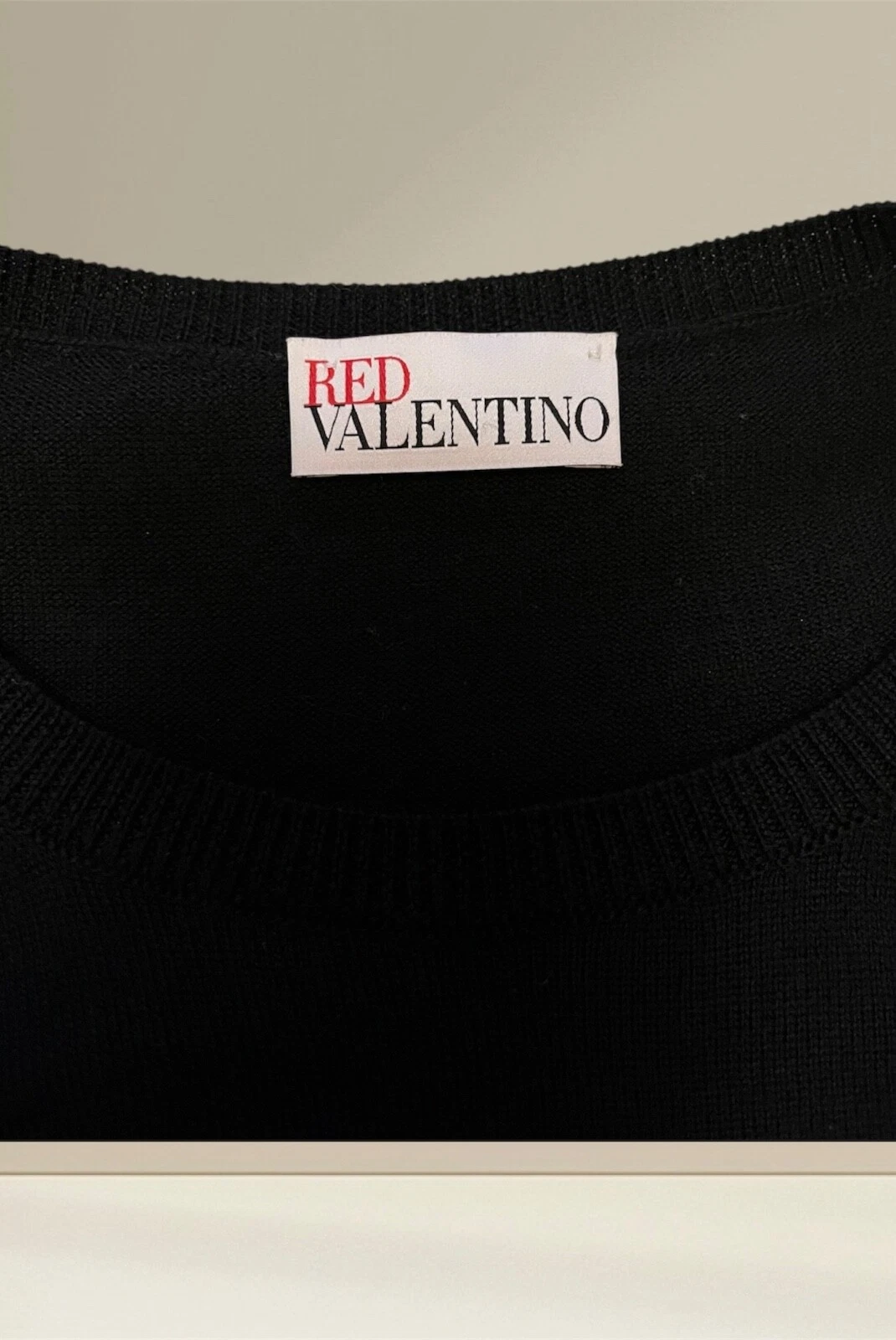 Abito rosso Valentino nero in lana con orlo in pizzo plissettato elegante manica lunga