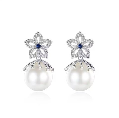 Ohrringe mit weißer Perle und Blume