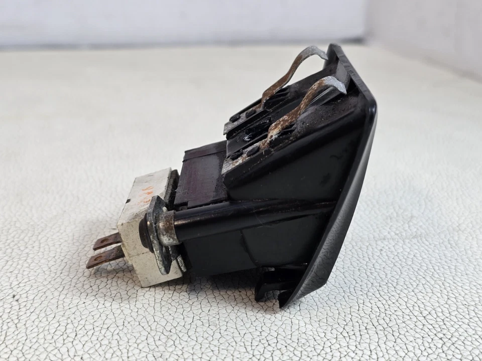 Interruptor de liberación de escotilla trasera Dodge Shelby Charger Plymouth Turismo 5209955 Foto 4 de 4