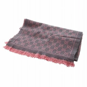 Gucci 133483 écharpe étole laine logo motif total GG rose gris occasion 69496677cbaff