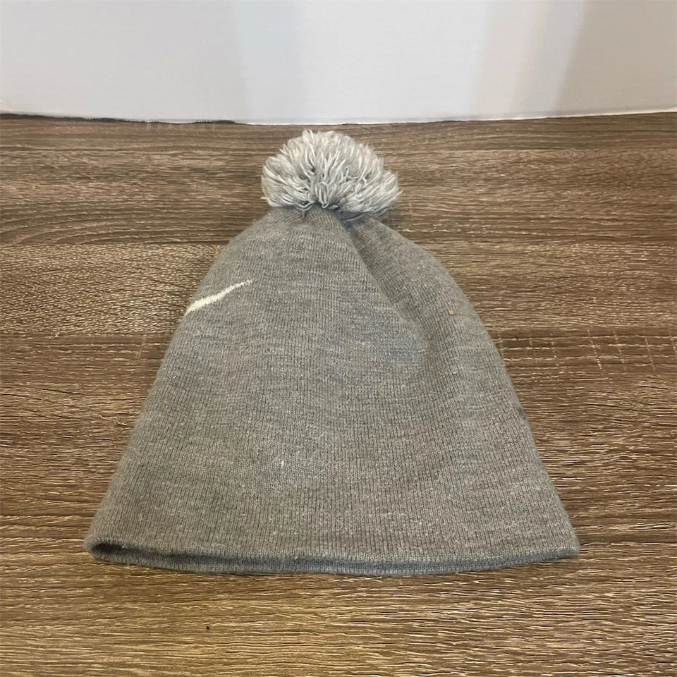 Молодежная серая зимняя шапка-бини Nike с помпонами унисекс детская один размер - Изображение 2 из 4