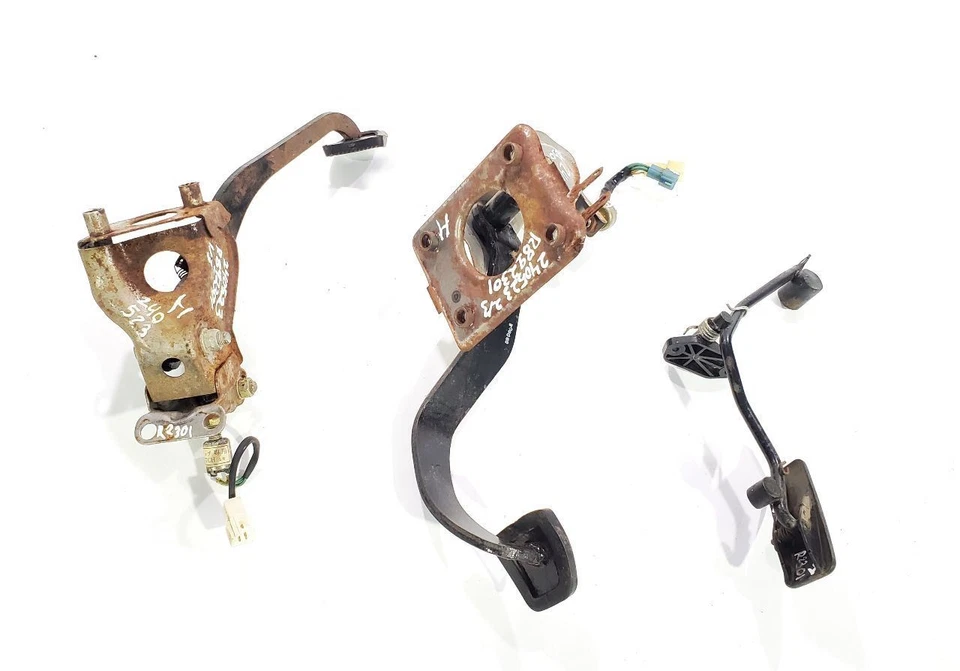 1983 Toyota Celica OEM conjunto manual de pedais com caixa - Imagem 4 de 4