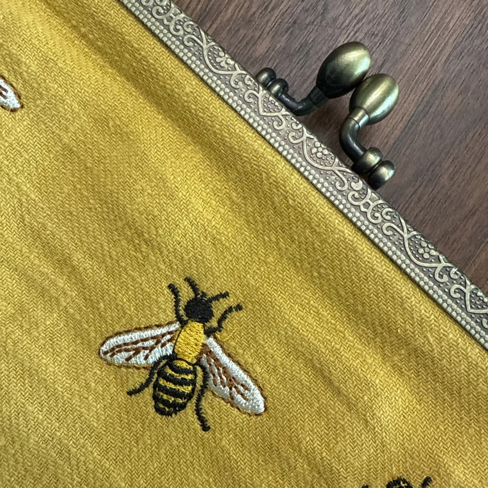 Bolso Bee Kisslock Elegante Bordado Caprichoso Foto 2 de 4